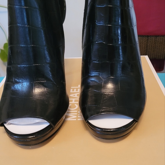 Michael Kors - Picture 2 of 6